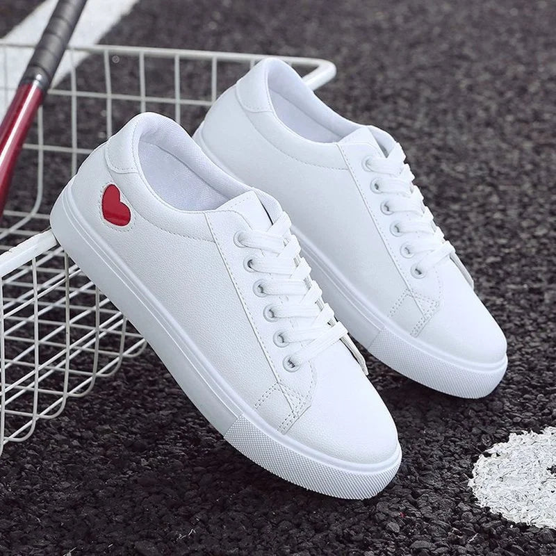 VEIGGARA | Scarpe da ginnastica da donna con dettagli a forma di cuore
