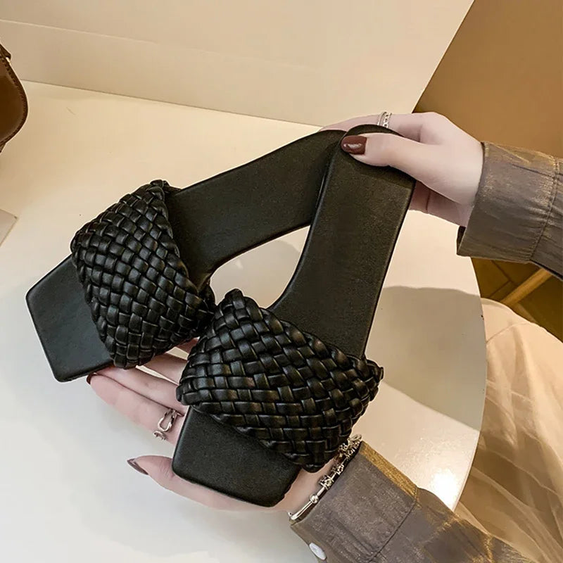 VEIGGARA | Pantofole da donna, design intrecciato. Eleganti e casual.