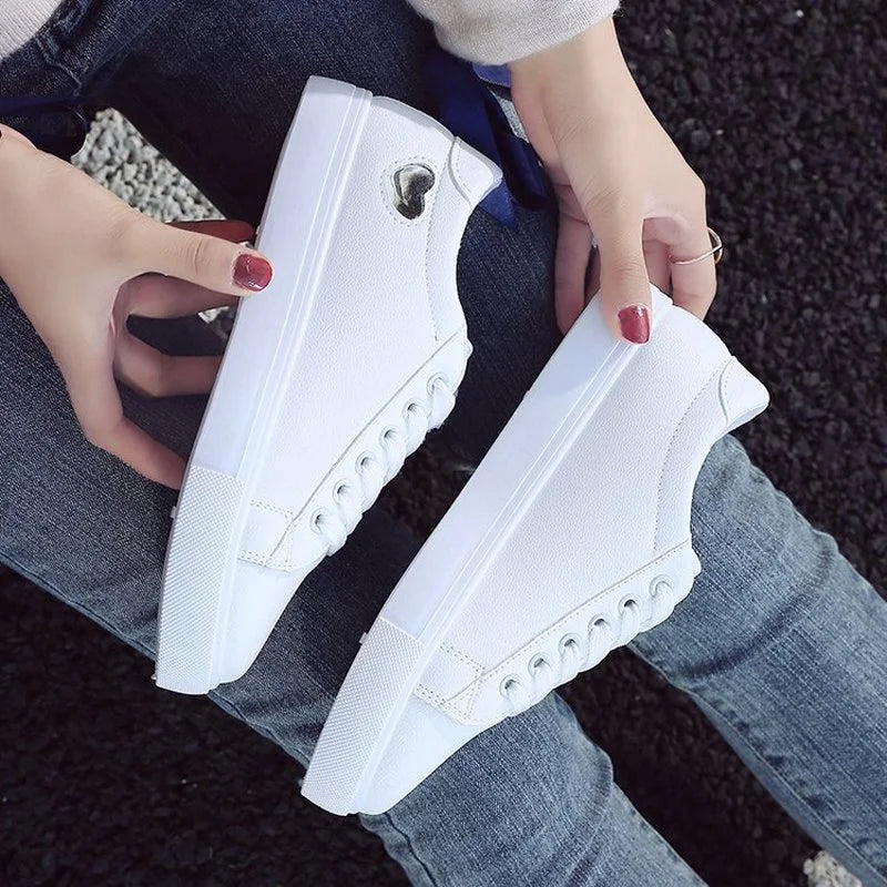 VEIGGARA | Scarpe da ginnastica da donna con dettagli a forma di cuore
