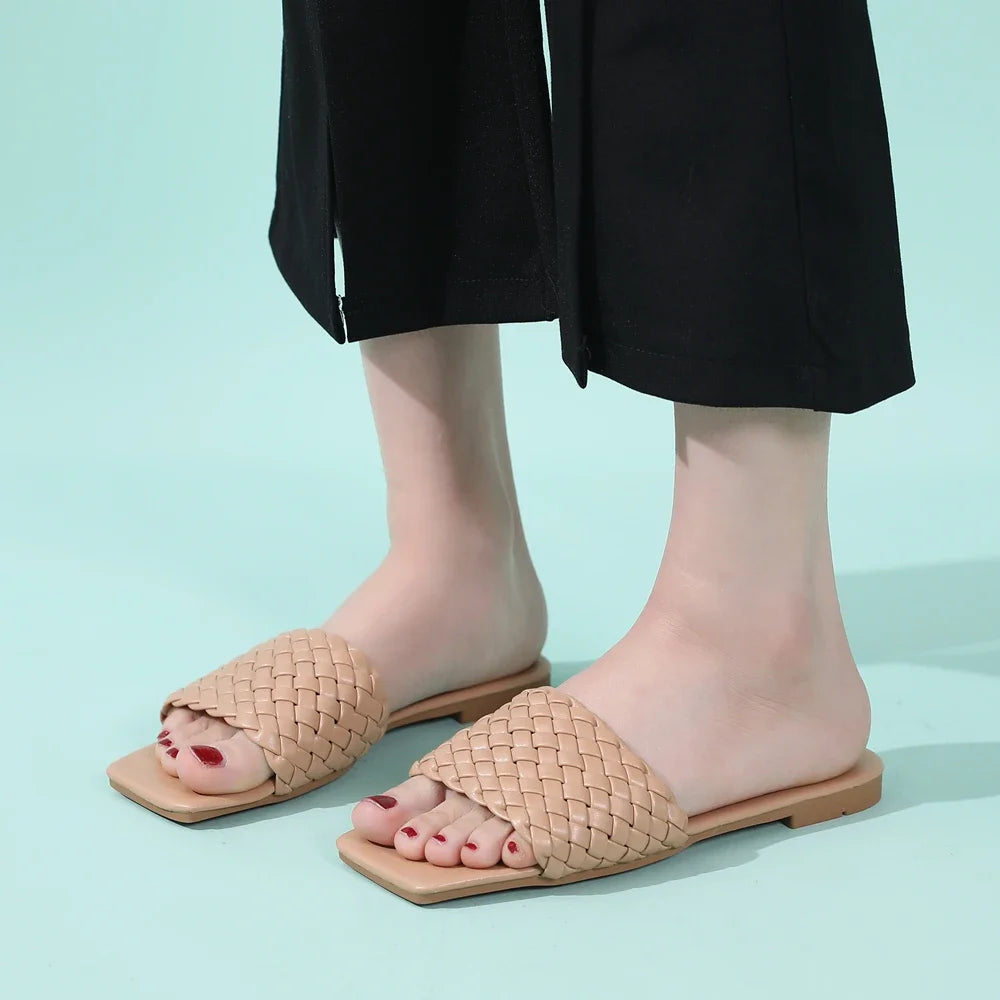 VEIGGARA | Pantofole da donna, design intrecciato. Eleganti e casual.
