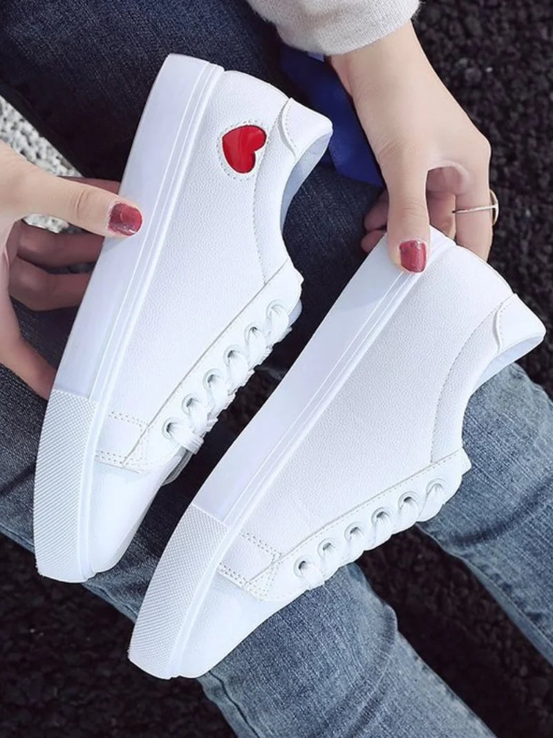 VEIGGARA | Scarpe da ginnastica da donna con dettagli a forma di cuore